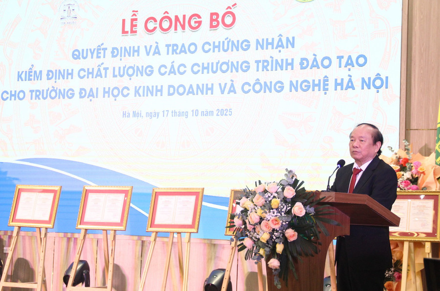 GS.TS Đinh Văn Tiến – Phó Hiệu trưởng Trường ĐH Kinh doanh và Công nghệ Hà Nội phát biểu tại buổi lễ. img-4274.jpg