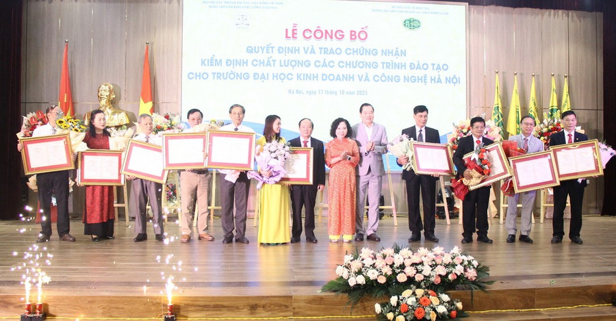 10 chương trình đào tạo của Trường ĐH Kinh doanh và Công nghệ Hà Nội được trao Giấy chứng nhận kiểm định chất lượng - sáng 17/10.