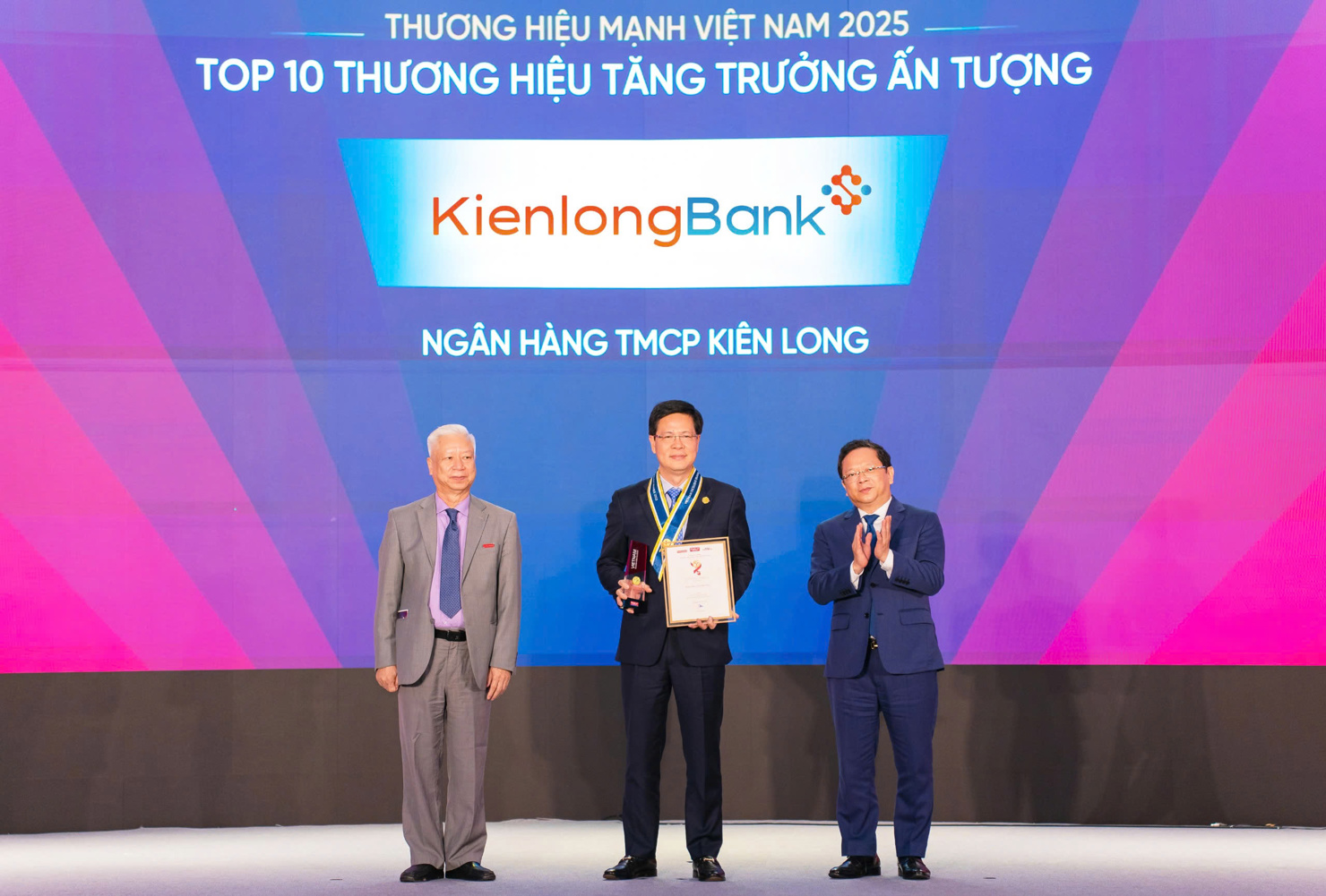 Đại diện KienlongBank nhận giải thưởng Thương hiệu mạnh Tăng trưởng Ấn tượng năm 2025