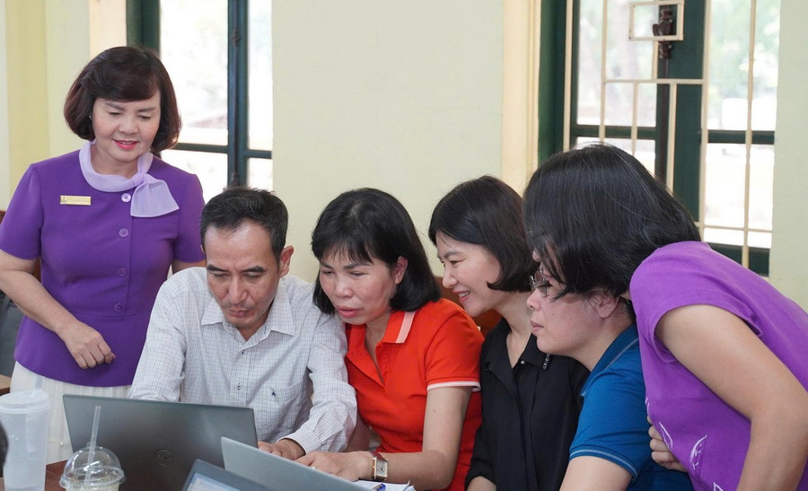 Bà Lưu Thị Lập - Hiệu trưởng Trường THPT Quang Trung - Đống Đa (Hà Nội) và các giáo viên trong buổi tập huấn