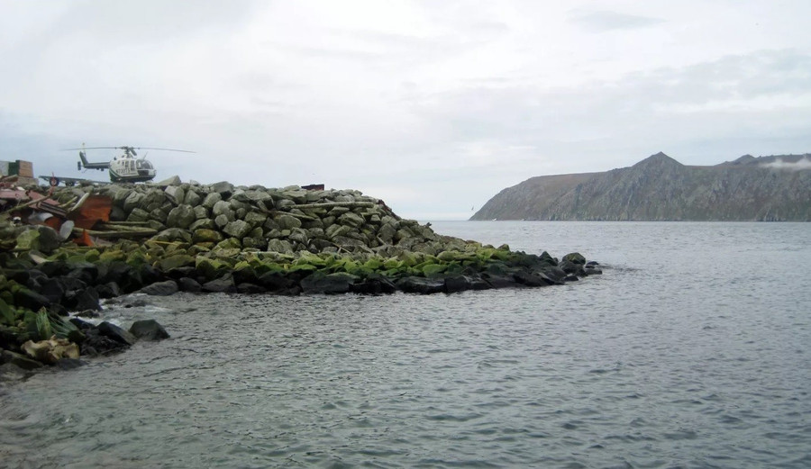 Đảo Kruzenshtern (Diomede Nhỏ), thuộc Mỹ và Đảo Ratmanov (Diomede Lớn), thuộc Nga.