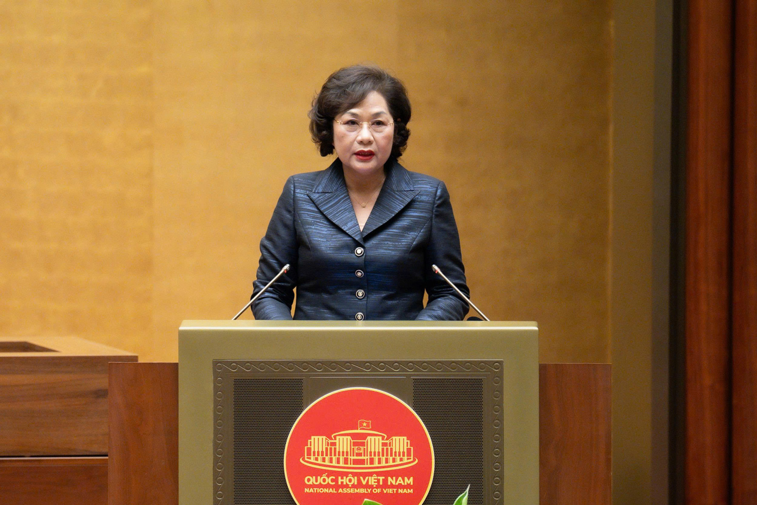 Thống đốc Ngân hàng nhà nước Nguyễn Thị Hồng trình bày tờ trình dự án Luật.