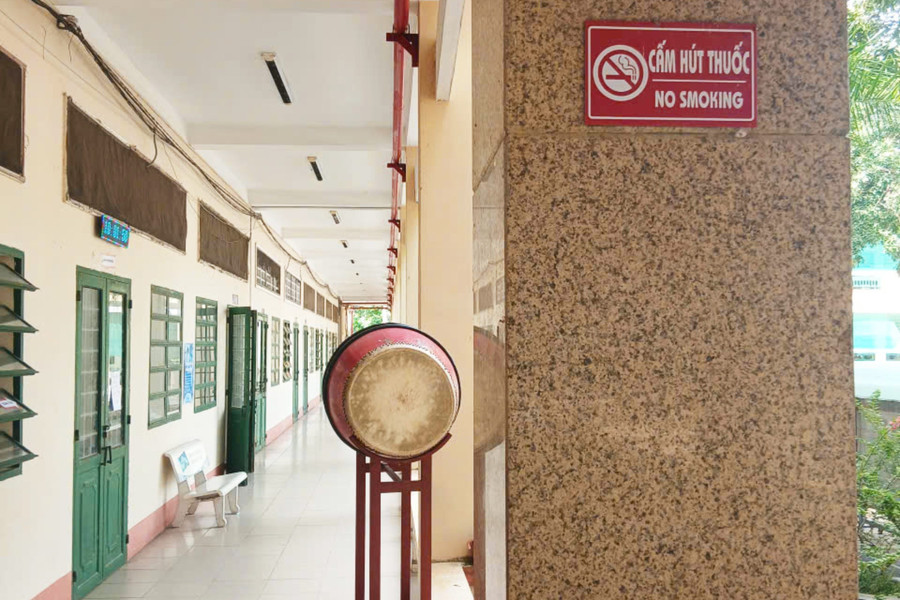Trường THPT Vĩnh Thạnh (TP Cần Thơ) trang bị các bảng cấm hút thuốc để nhắc nhở, tuyên truyền cho học sinh.
