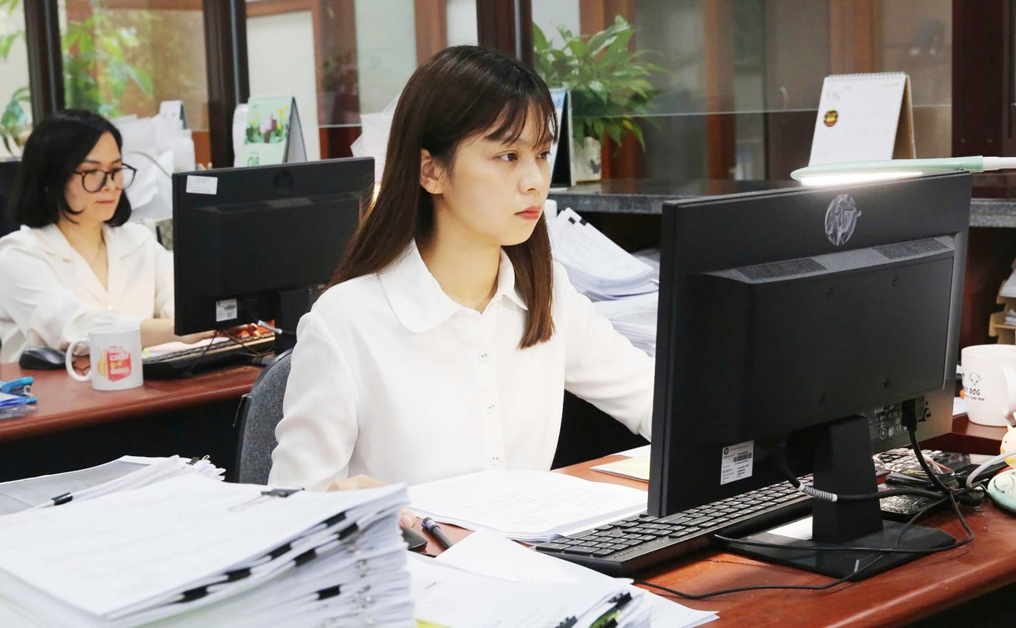 Công chức KBNN khu vực I làm việc không kể ngoài giờ hay ngày nghỉ để bảo đảm tiến độ và chất lượng xử lý công việc. Ảnh minh họa: NT