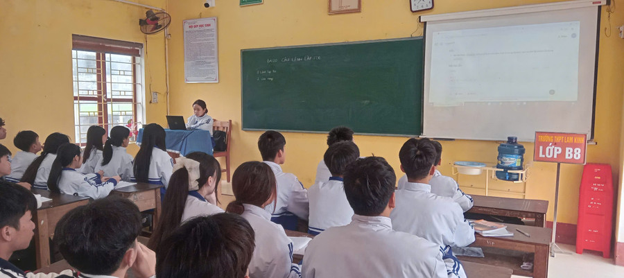 Giờ học có ứng dụng công nghệ thông tin tại Trường THPT Lam Kinh.