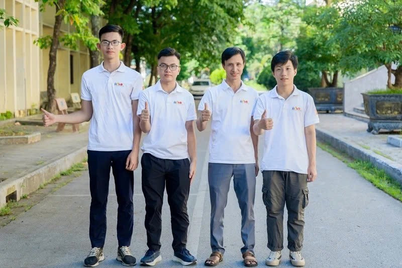 Thầy giáo Nguyễn Bá Tư (thứ hai từ phải sang) cùng 3 học sinh do thầy bồi dưỡng đoạt huy chương tại Kỳ thi Olympic Vật lý Châu Á - Thái Bình Dương năm 2024. z7170206588424-adf9bc3806e04d21cc04bfc483b6a593.jpg