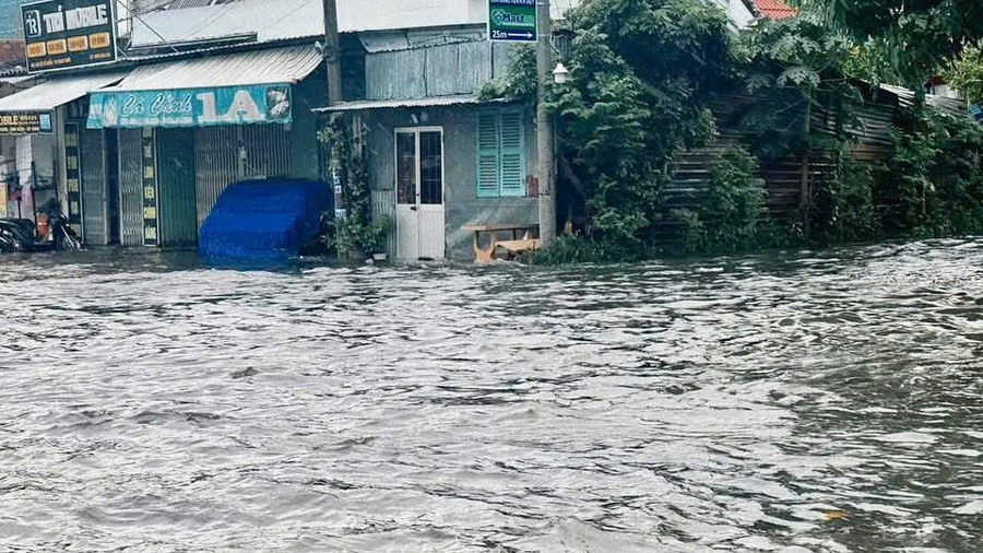 Các tuyến đường ngập trong biển nước, đi lại khó khăn. z7170371001982-8039bc623427ad9504b5d59dd9ea5840.jpg