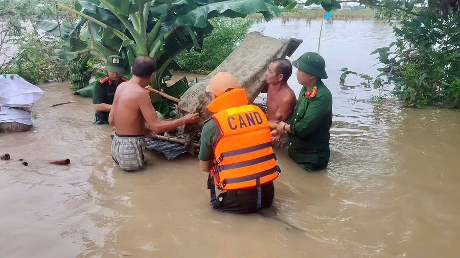 Lực lượng công an hỗ trợ người dân di dời tài sản. z7170370974265-83757157941c50f6dbabe9013d379e7e.jpg