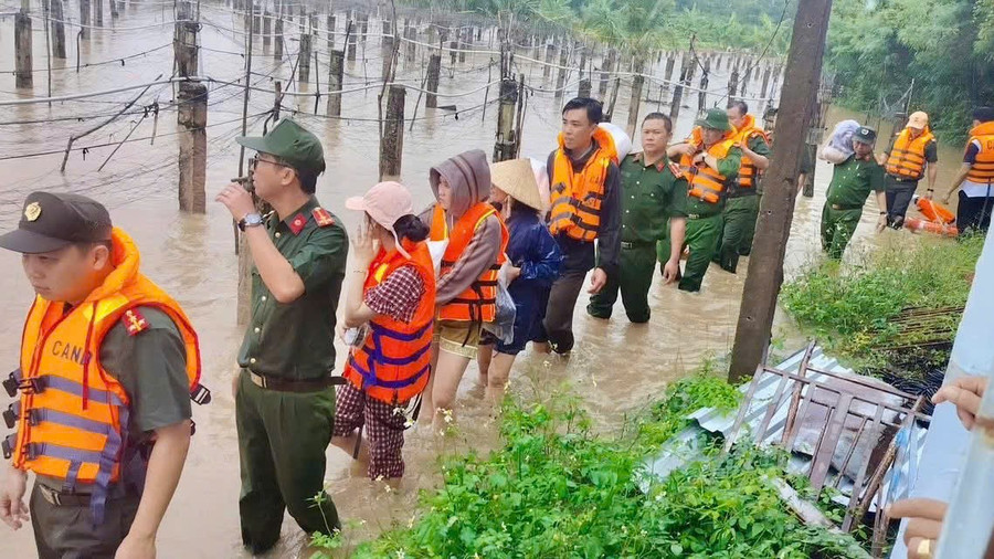 Đưa người dân ra khỏi vùng nguy hiểm. z7170371041087-f248c61d2ad0b432f7aa91cb5404f9ad.jpg