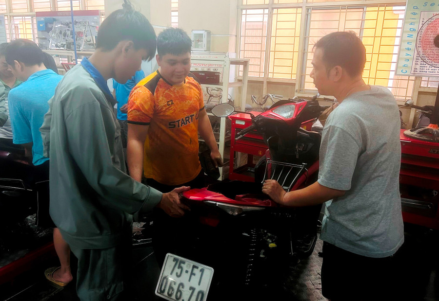 Lực lượng sửa xe trong chương trình gồm chuyên viên, giảng viên và sinh viên Khoa Cơ khí - Ô tô, Trường Cao đẳng Công nghiệp Huế. anh-3-1.jpg