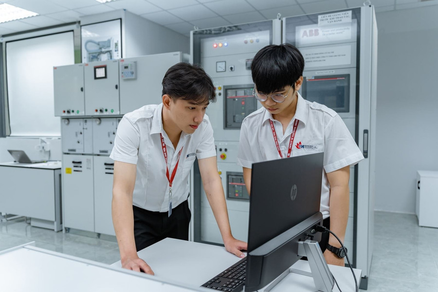 Sinh viên Trường Đại học Công nghiệp TPHCM trong giờ học. Ảnh: IUH. 565877478-1131877989109289-7803905505318836642-n.jpg