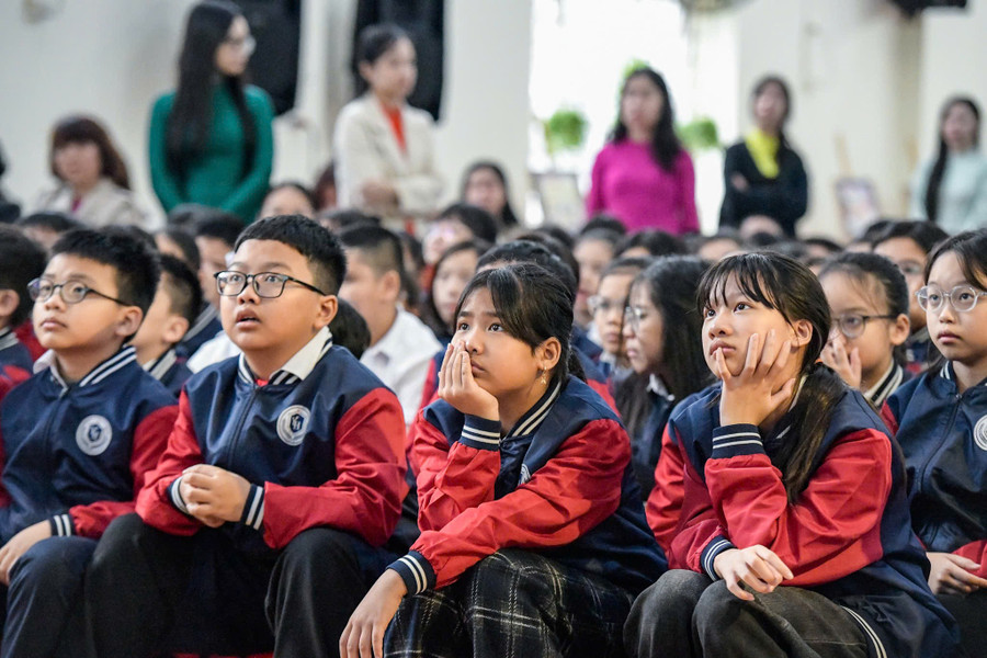 Học sinh Trường Tiểu học Yên Hòa chú ý lắng nghe chia sẻ từ chuyên gia. t3.jpg