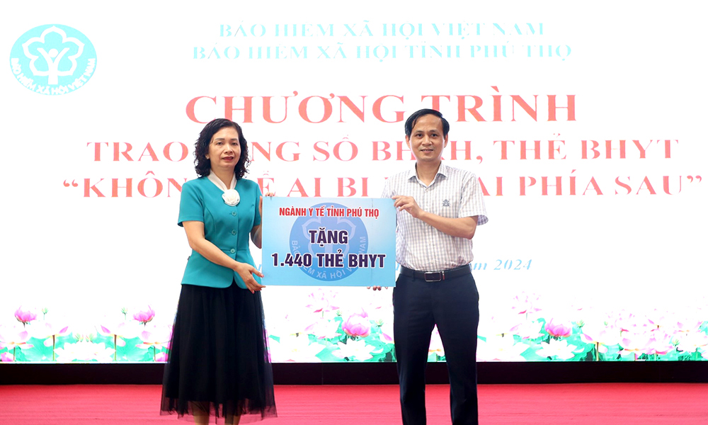 Đại diện BHXH tỉnh Phú Thọ nhận số tiền tài trợ từ các đơn vị hỗ trợ mua thẻ BHYT.
