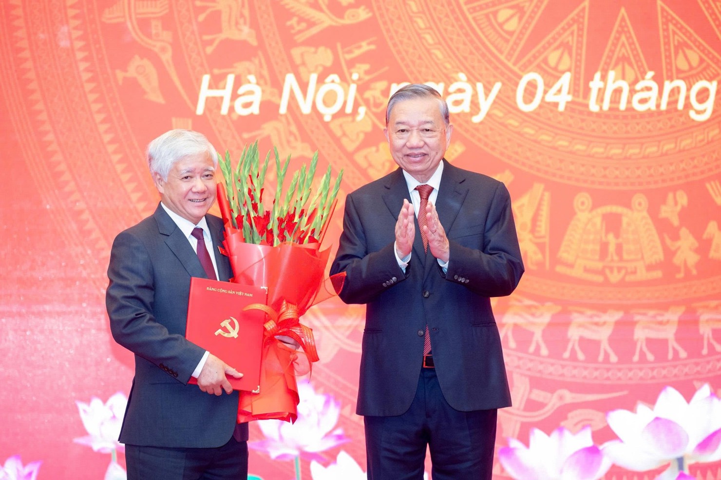 Thay mặt Bộ Chính trị, Tổng Bí thư Tô Lâm đã trao quyết định, tặng hoa chúc mừng đồng chí Đỗ Văn Chiến. Ảnh: Phạm Thắng.