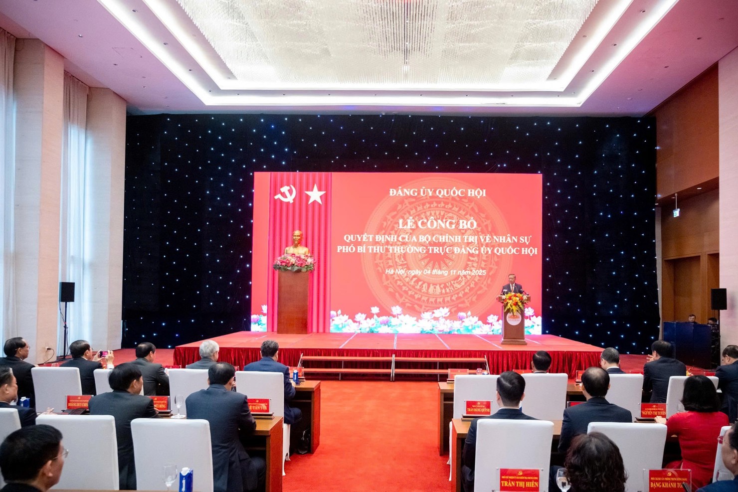 Toàn cảnh lễ trao quyết định. Ảnh: Phạm Thắng.