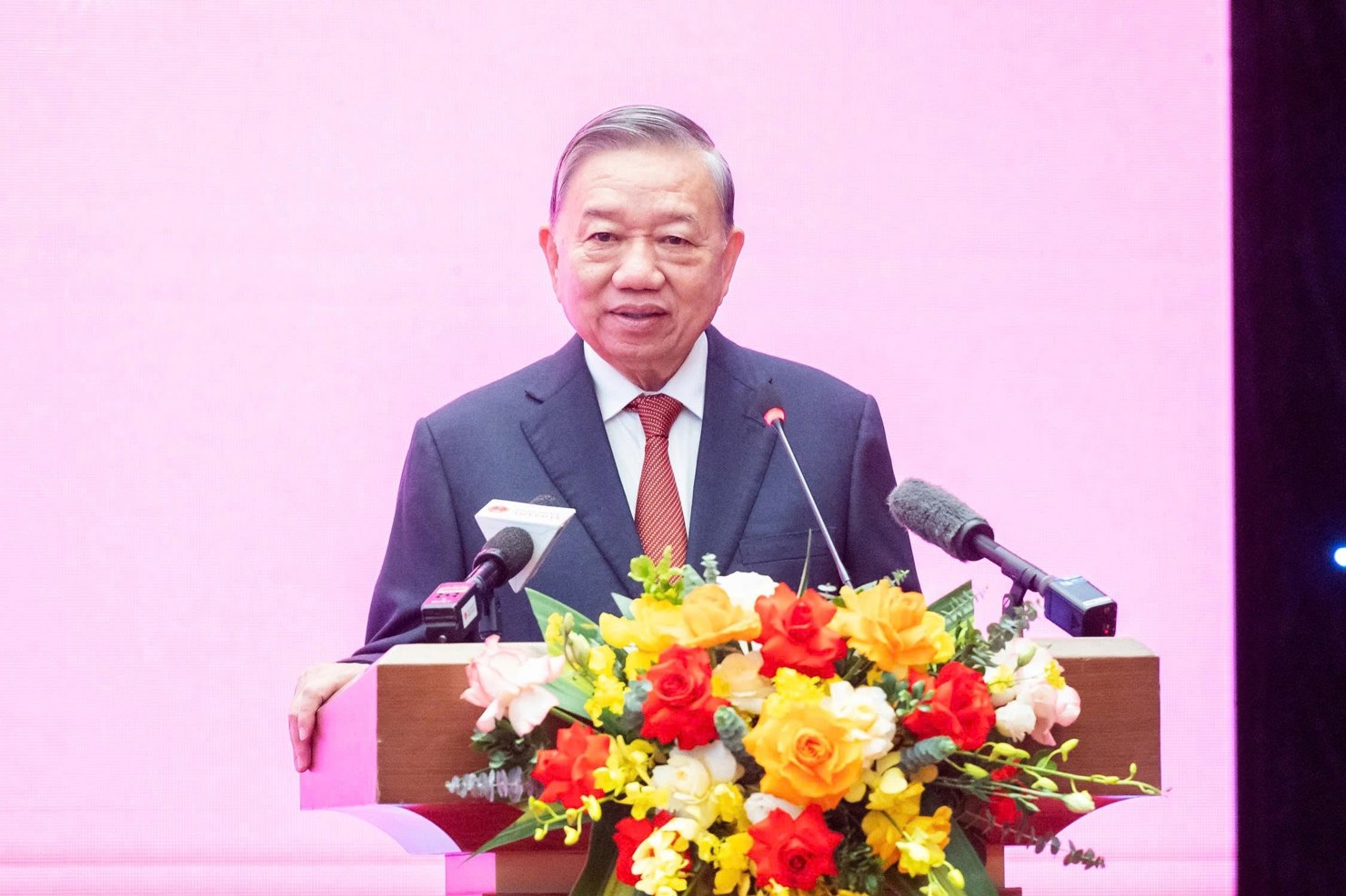 Tổng Bí thư Tô Lâm đã dự và trao Quyết định của Bộ Chính trị về công tác nhân sự. Ảnh: Phạm Thắng.