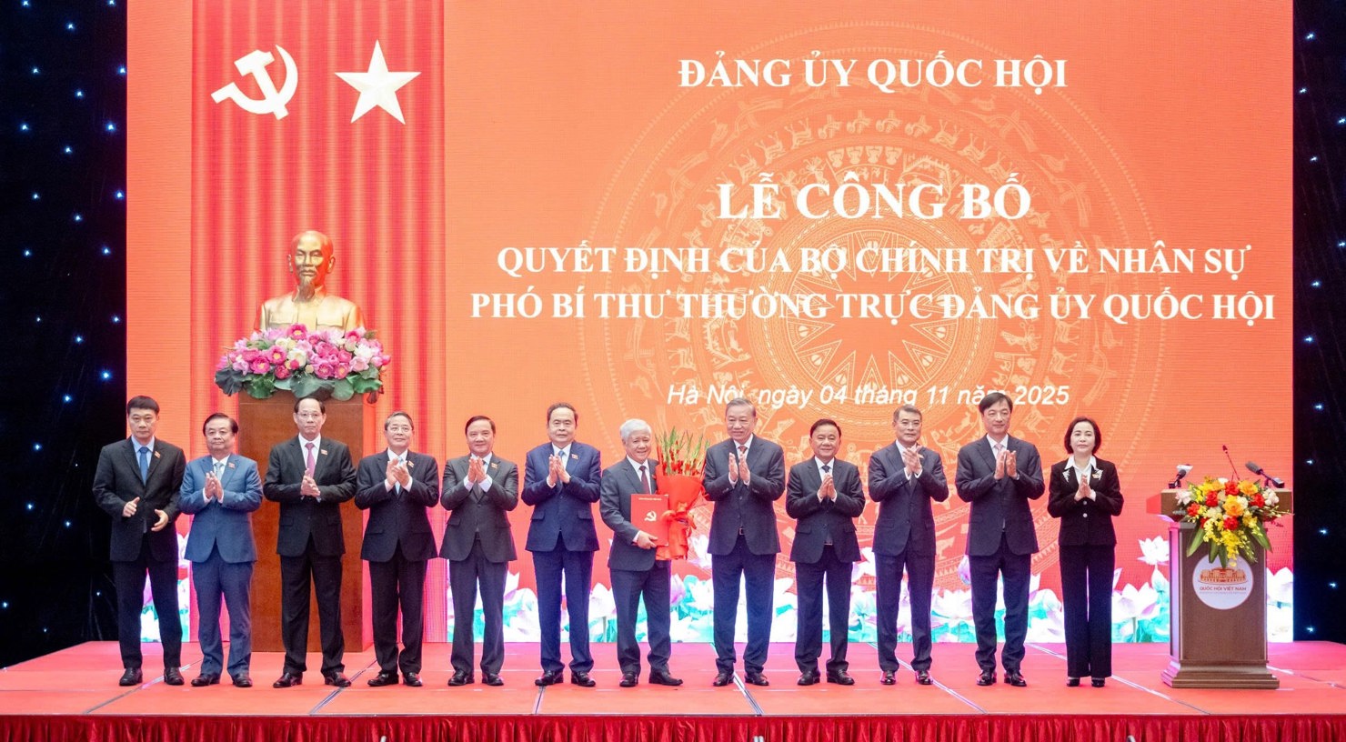 Tổng Bí thư Tô Lâm; Chủ tịch Quốc hội Trần Thanh Mẫn; Thường trực Ban Bí thư Trần Cẩm Tú; Trưởng Ban Tổ chức Trung ương Lê Minh Hưng; Chủ nhiệm Uỷ ban Kiểm tra Trung ương Nguyễn Duy Ngọc và các đại biểu chúc mừng đồng chí Đỗ Văn Chiến. Ảnh: Phạm Thắng.