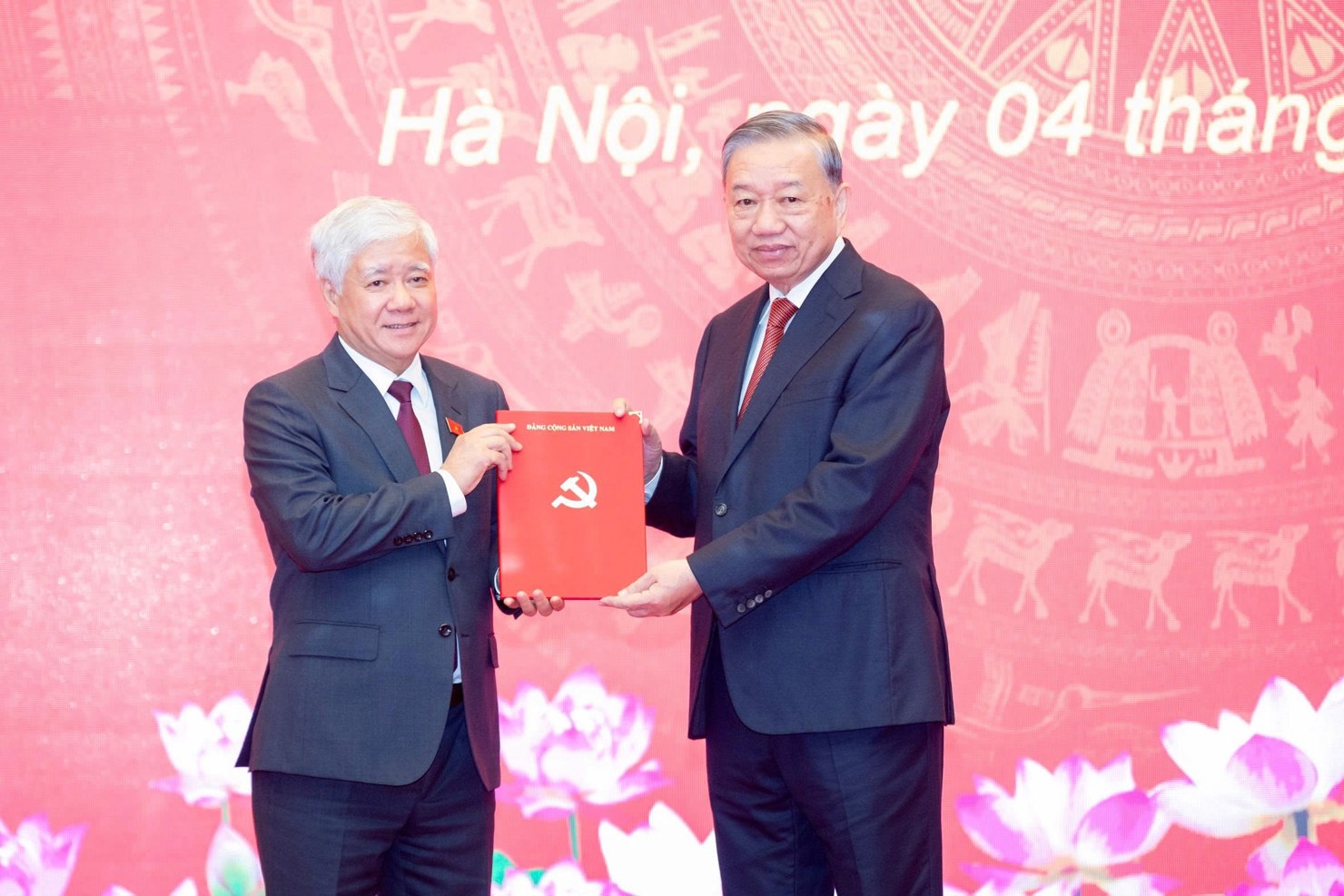 Tổng Bí thư Tô Lâm trao quyết định của Bộ Chính trị về công tác nhân sự - Ảnh 1