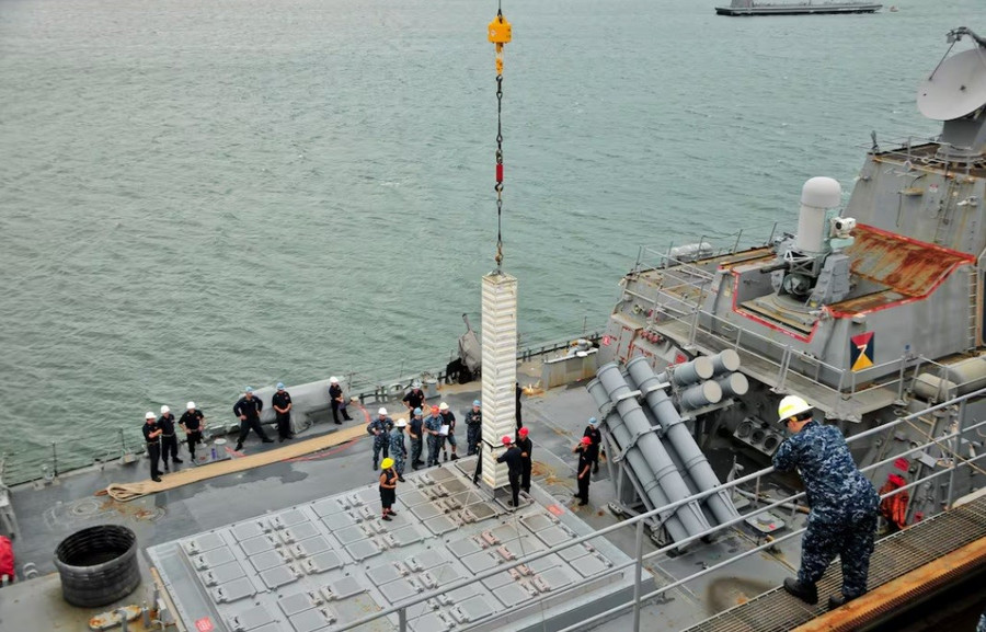Nạp Tomahawk cho chiến hạm Aegis của Mỹ.
