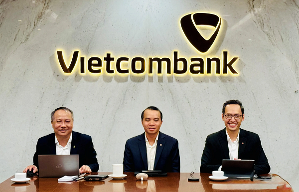 Đại diện Vietcombank trao đổi trực tuyến với các nhà đầu tư về kết quả hoạt động kinh doanh quý III/2025