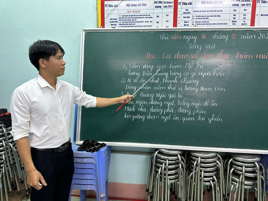 Mỗi tối, thầy giáo Hoàng Văn Mười chạy xe máy hơn 11km để đến lớp. anh-6.jpg