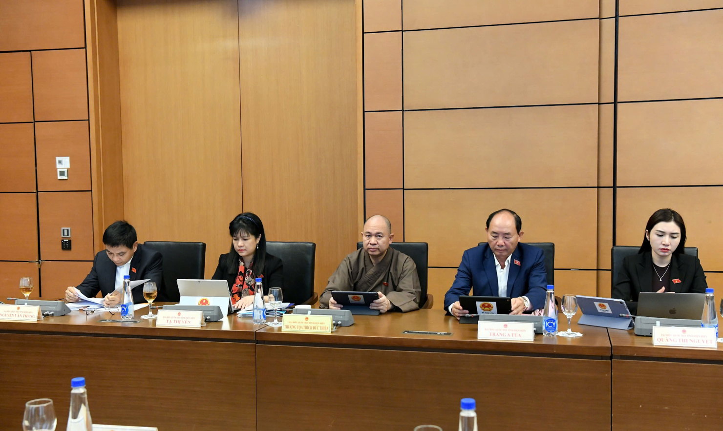 Các đại biểu tại phiên thảo luận Tổ 11.