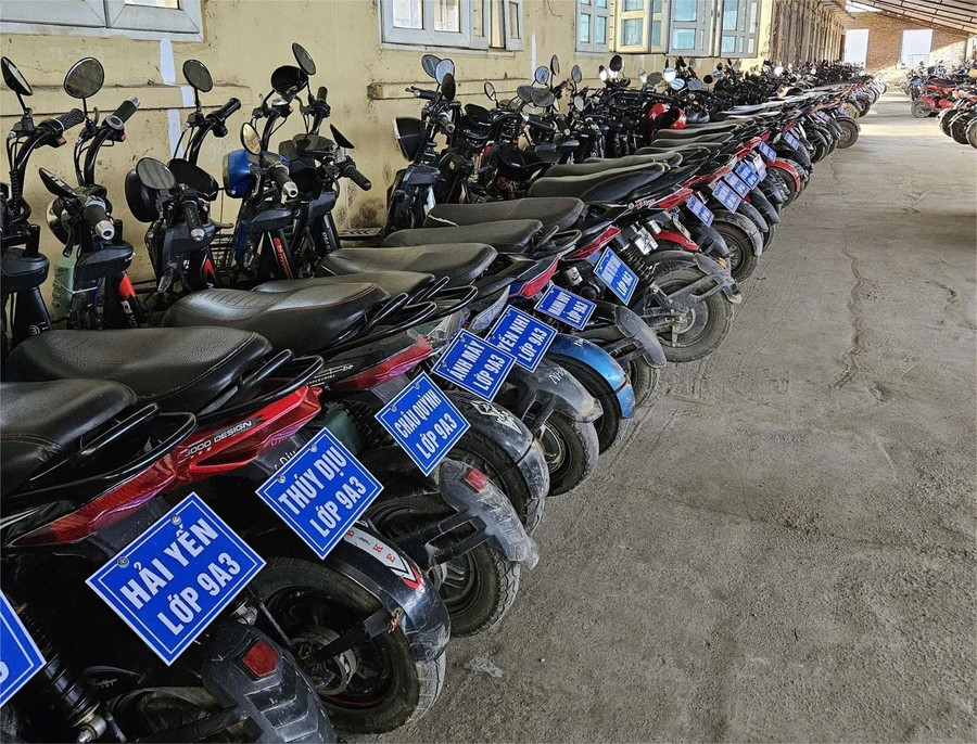 Học sinh Trường THCS Ngọc Lâp ngắn biển tên cho xe đạp điện của mình. 1-ganbienten.jpg