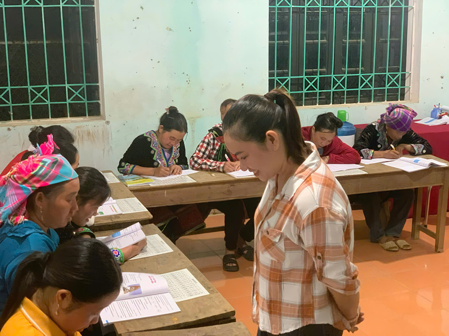 Lớp xóa mù chữ ở thôn Lao Tỷ Phùng, phường Tân Phong, tỉnh Lai Châu.