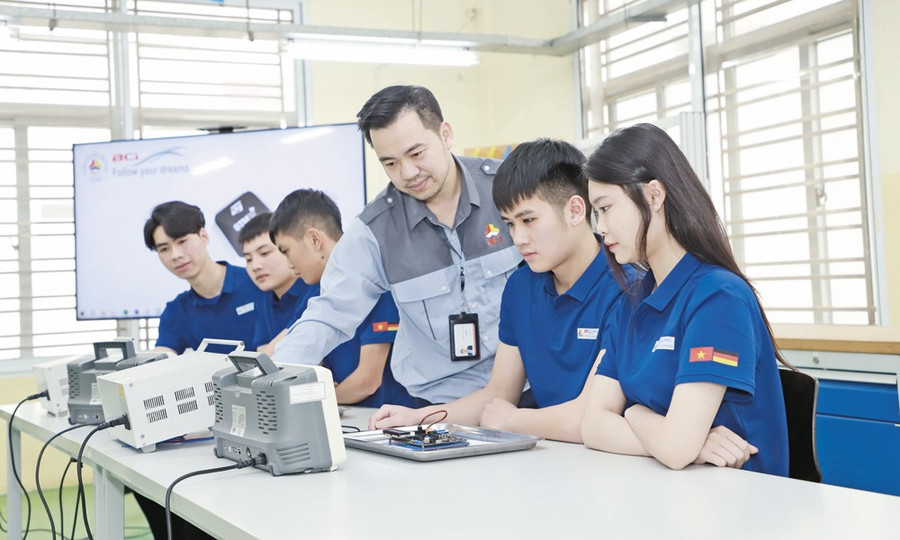 Giảng viên Khoa Điện - Điện tử BCI hướng dẫn sinh viên thực hiện công đoạn kiểm chuẩn, khảo sát tín hiệu S/N (Signal-to-Noise Ratio).