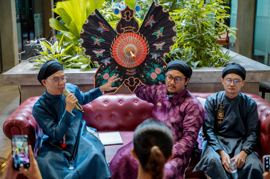 Các nghệ sĩ chia sẻ về hành trình phục dựng và tái sinh lọng bướm. di-san-long-buom-hoi-sinh-giua-doi-song-duong-dai-2.jpg