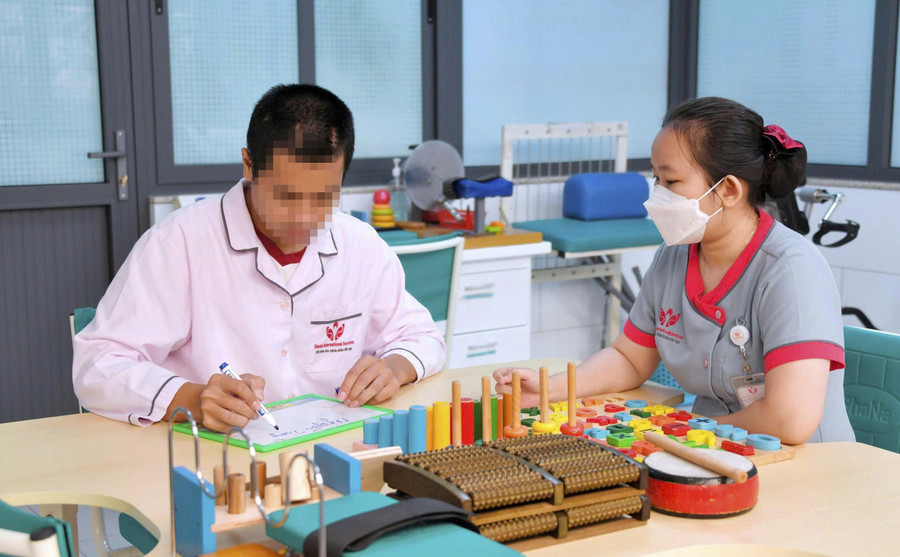 Bệnh nhân đã có thể tự đi lại và viết chữ. Ảnh: BVCC. dot-quy-tre-0.jpg