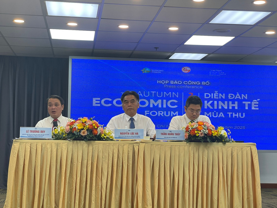 Ông Lê Trường Duy, Giám đốc Trung tâm Cách mạng Công nghiệp lần thứ 4 chia sẻ thông tin về Diễn đàn Kinh tế mùa thu sáng 14/11. Ảnh: Hà An.