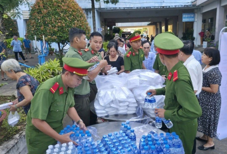 Đoàn viên thanh niên Công an An Giang và mạnh thường quân chuẩn bị phần ăn sáng và nước uống tặng bệnh nhân nghèo. screenshot-20251115-093634-word.jpg