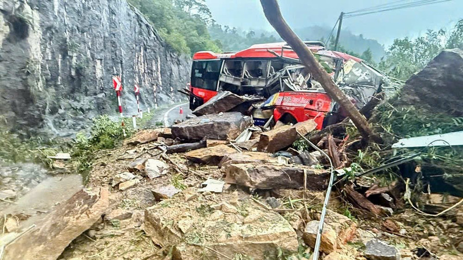 Hiện trường vụ tai nạn tại đèo Khánh Lê. z7231663516791-355c8187672284ff2c0baa6f3ce846c0.jpg