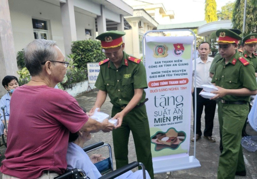 Trao tặng suất ăn sáng miễn phí cho bệnh nhân nghèo.