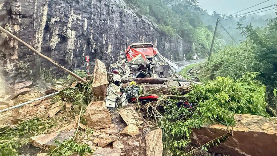 Đến sáng nay việc tiếp cận hiện trường vẫn gặp khó khăn do nước, đất đá đổ về. z7231663519515-aeec40ec602f2643f5cd691518cd43e4.jpg