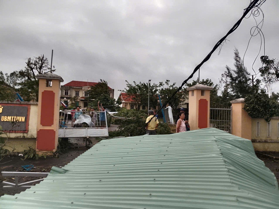 Ngôi nhà hư và tốc mái do lốc xoáy. 13d853f05127dd798436.jpg