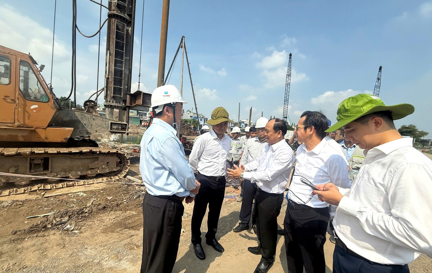 Phó Chủ tịch UBND TP. Hồ Chí Minh Bùi Xuân Cường (thứ 2 từ phải sang) kiểm tra tiến độ một công trình. Ảnh: Phạm Thọ