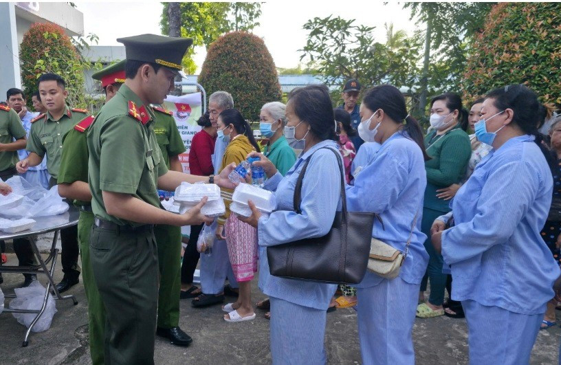 Trao tặng cho bệnh nhân nghèo tại Bệnh viện Y học cổ truyền Kiên Giang. 1000060673.jpg
