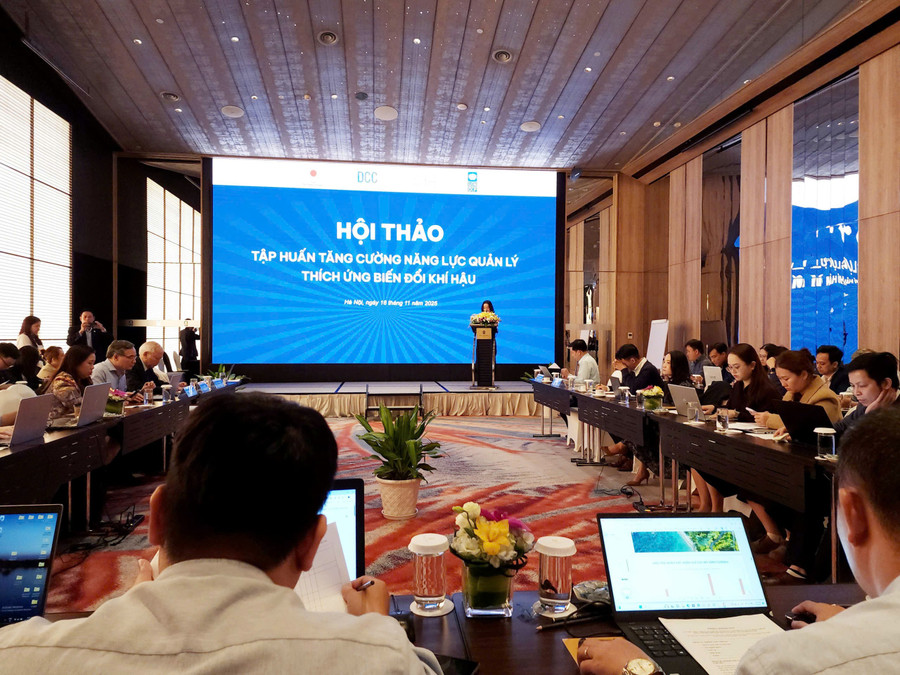 Hội thảo tập huấn tăng cường năng lực quản lý thích ứng biến đổi khí hậu. z7235521380378-8e9d8ec2ae52a9ca87b48aaad7944b78.jpg