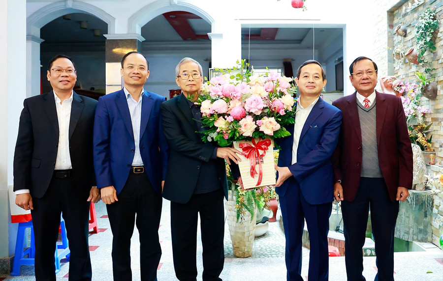 Chủ tịch UBND tỉnh Bắc Ninh Phạm Hoàng Sơn tặng hoa chúc mừng NGND Nguyễn Đức Hiền. bn-2.jpg