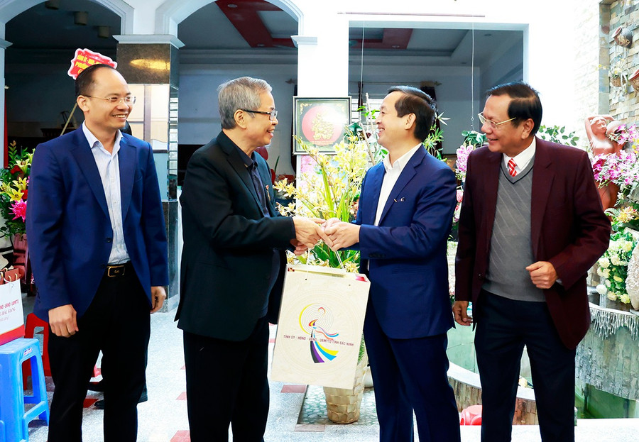 Chủ tịch UBND tỉnh Bắc Ninh Phạm Hoàng Sơn chúc mừng Nhà giáo Nhân dân Nguyễn Đức Hiền.