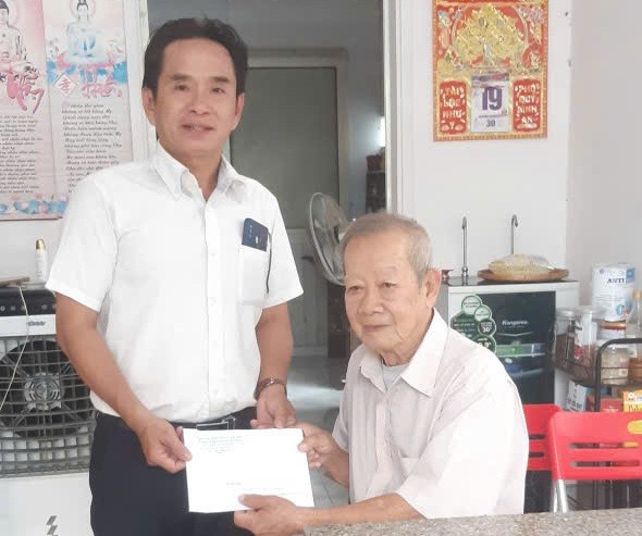 Đại diện Ban Giám hiệu nhà trường thăm lãnh đạo nhà trường đã về hưu. ap-ap-ngay-nha-giao-4.jpg