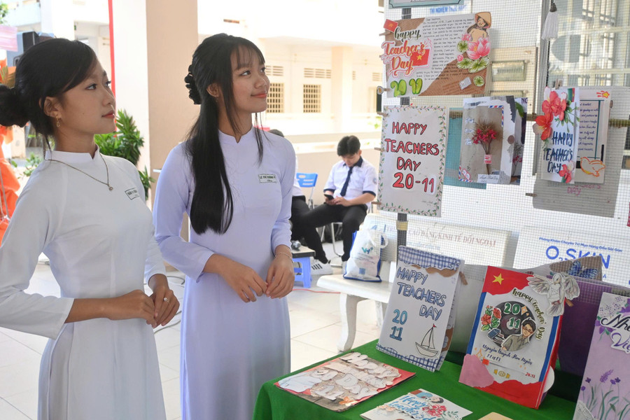 Học sinh tham gia thi trang trí Thiệp 20/11. ap-ap-ngay-nha-giao-3.jpg