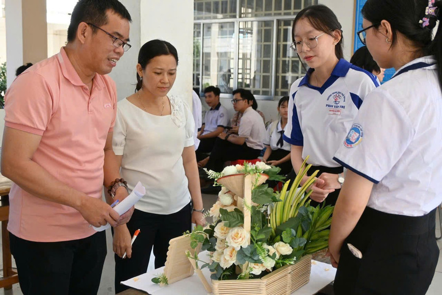 Đoàn Trường tổ chức cho học sinh thi cắm hoa. ap-ap-ngay-nha-giao-6.jpg