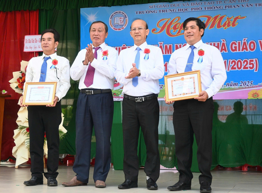 Các thầy cô có thành tích xuất sắc được khen thưởng. ap-ap-ngay-nha-giao-5-4612.jpg