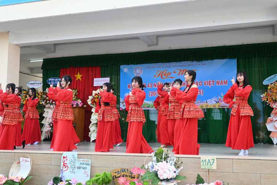 Tiết mục văn nghệ do các em học sinh biểu diễn. ap-ap-ngay-nha-giao-2.jpg