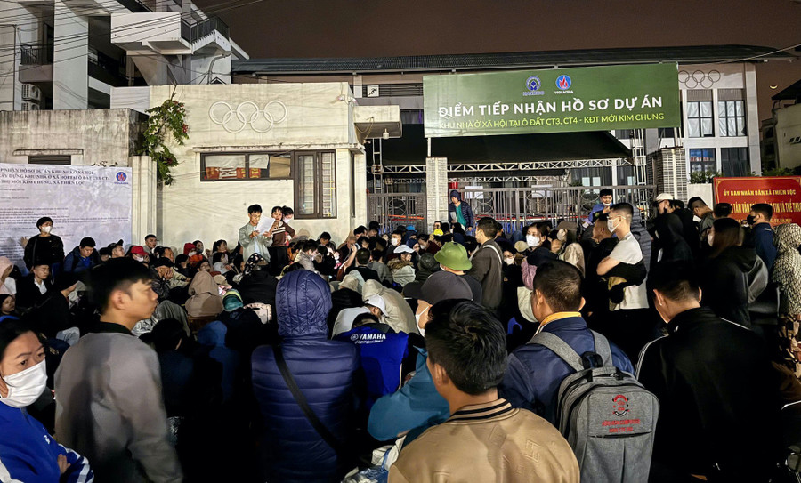 Hàng trăm người có mặt tại khu vực nhận hồ sơ dự án nhà ở xã hội CT3 Kim Chung (Đông Anh, Hà Nội) chờ xuyên đêm để giữ chỗ nộp hồ sơ sáng 17/11. Ảnh: INT