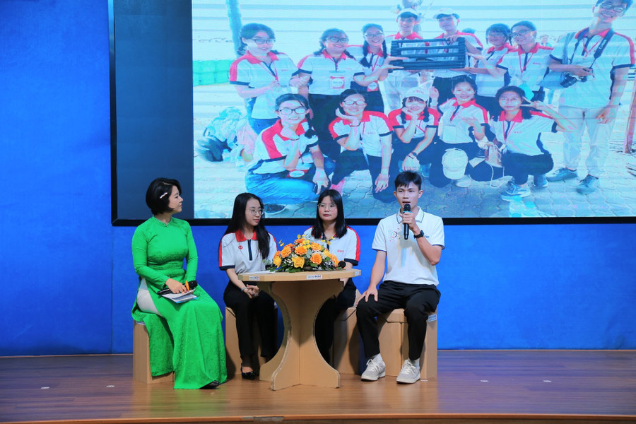 Các sinh viên nhận học bổng giao lưu tại chương trình. trao-hoc-bong-1.jpg