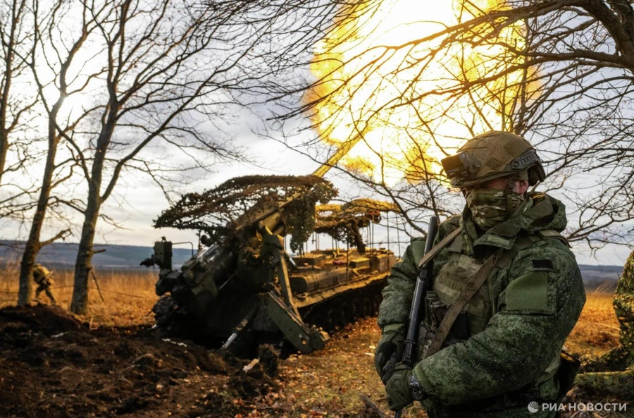 Pháo tự hành 2S7 Pion thuộc Lữ đoàn pháo binh 45 của Nga tấn công gần Kupyansk.